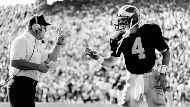 Michigan quarterback Jim Harbaugh speaks with Bo Schembechler during the 1986 Fiesta Bowl.